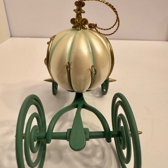 WDCC Enchanted Places “An Elegant Coach for Cinderella” Ornament - Picture 4 of 13